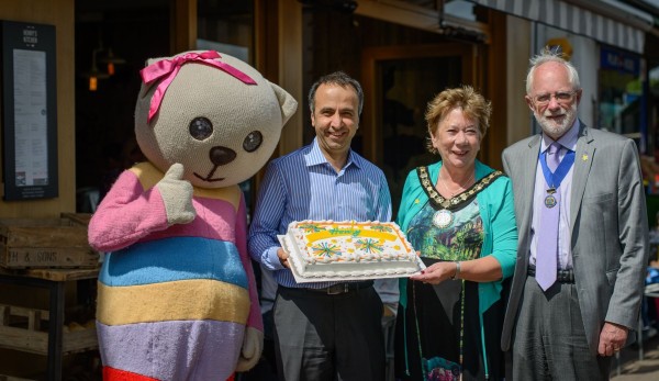 Henry’s-Kitchen-Alice-The-Bear-Reza-Amini-Mayor-of-Elmbridge-and-consort Henry's-Kitchen-Alice-The-Bear-Reza-Amini-Mayor-of-Elmbridge-and-consort